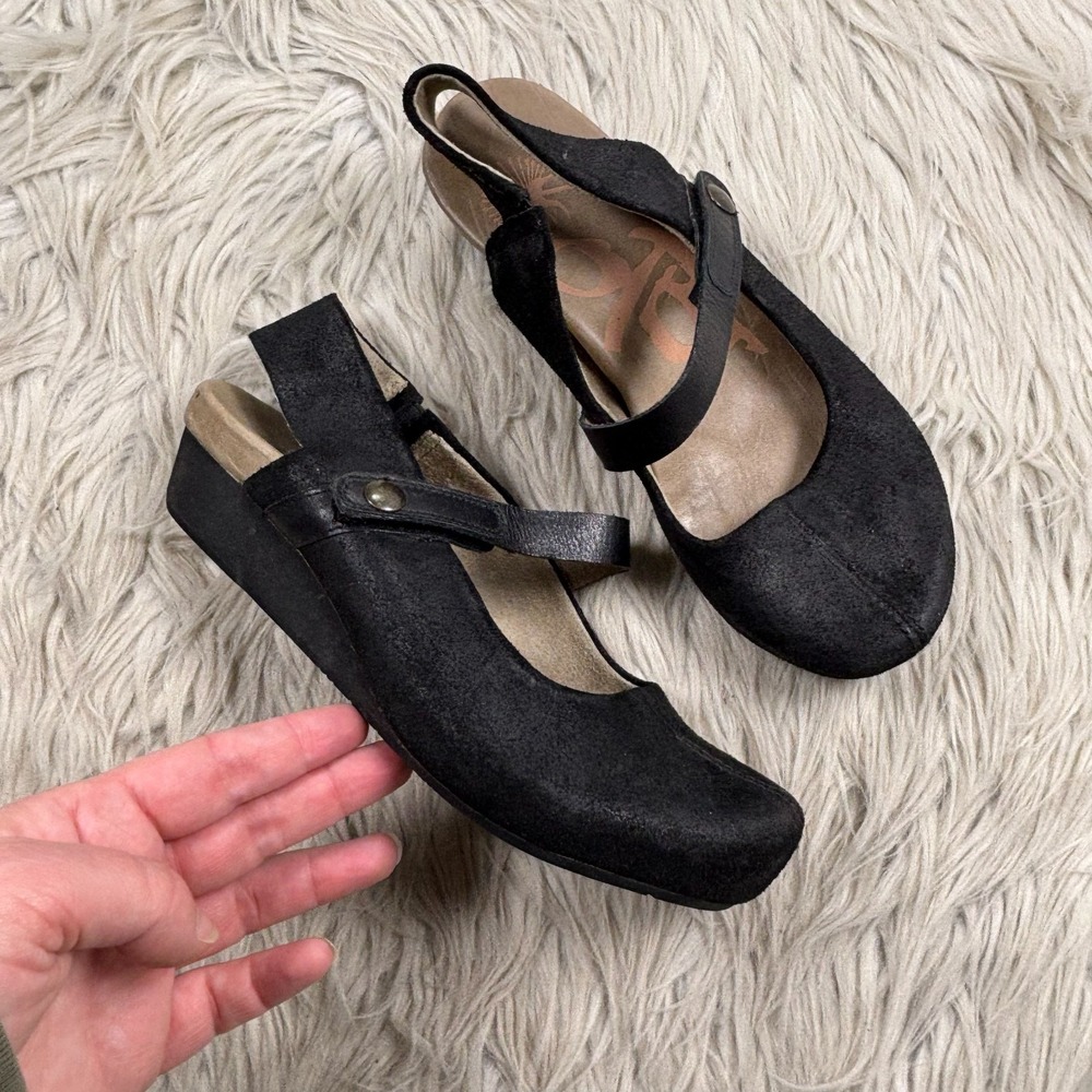 OTBT Women's 6.5 Black Nubuck Springfield Wedge Sling Back Scandi Boho